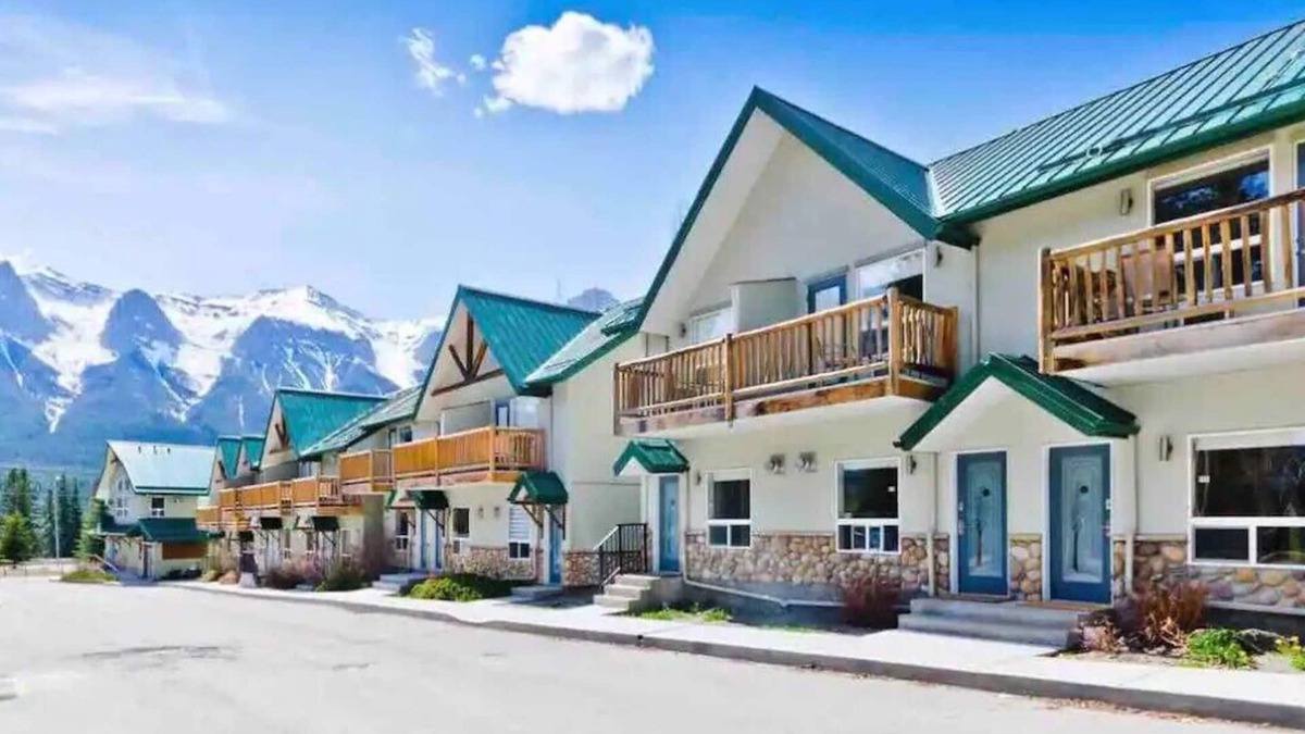 Harvie Heights House | Bear Themed Townhome! 2BR 2Bath - Cozy & Rustic!