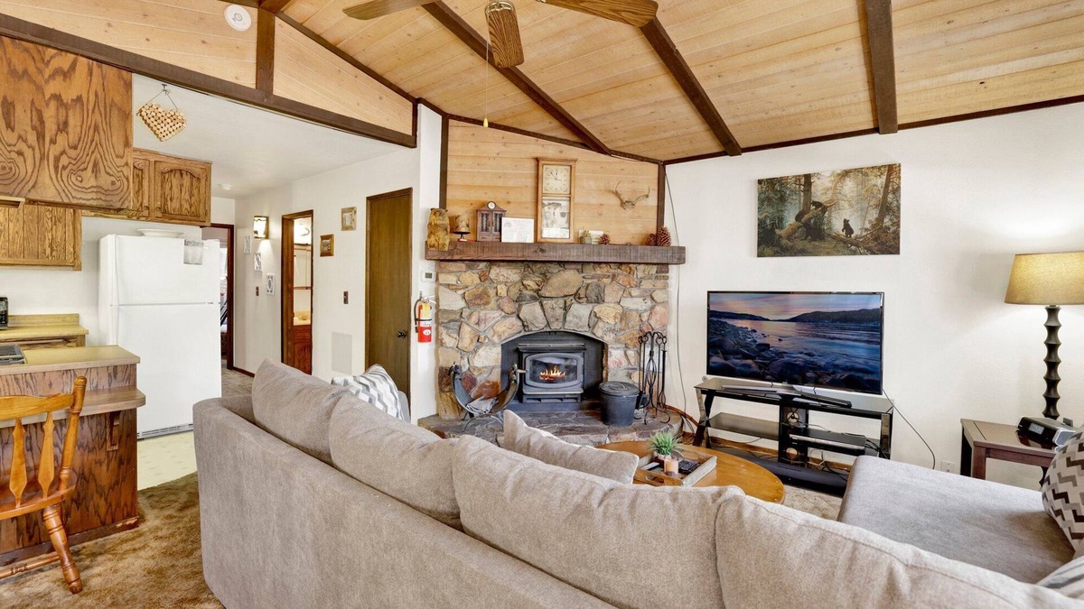 Summit Estates Cabin | Bearadise Cottage Big Bear- Hot Tub- Foosball- Central
