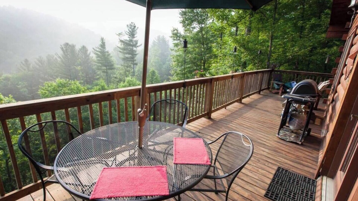 Boone Cabin | Bearfoot HideawayLog Cabin/HotTub/Mtn View/River