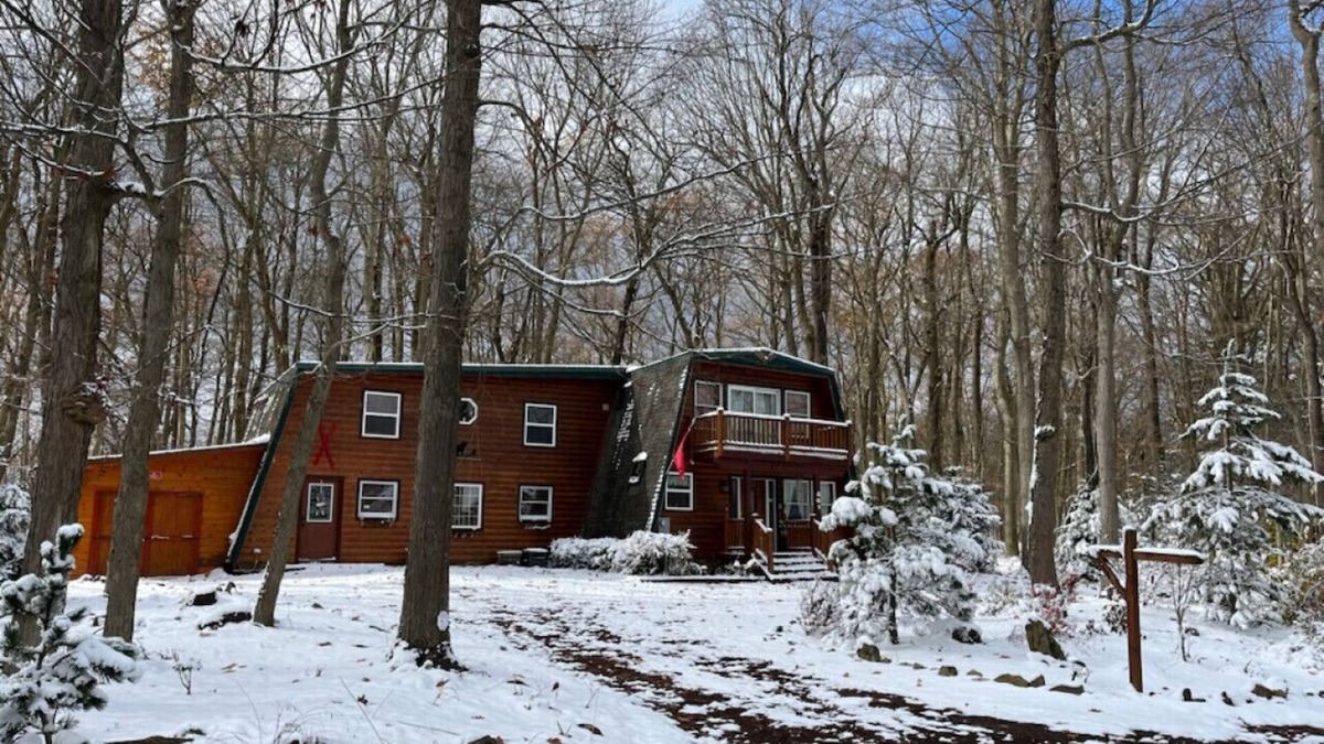 Hidden Valley Apartment | 🐻 Bear’s Den at Hidden Valley Resort – Winter Season Rental across from slopes