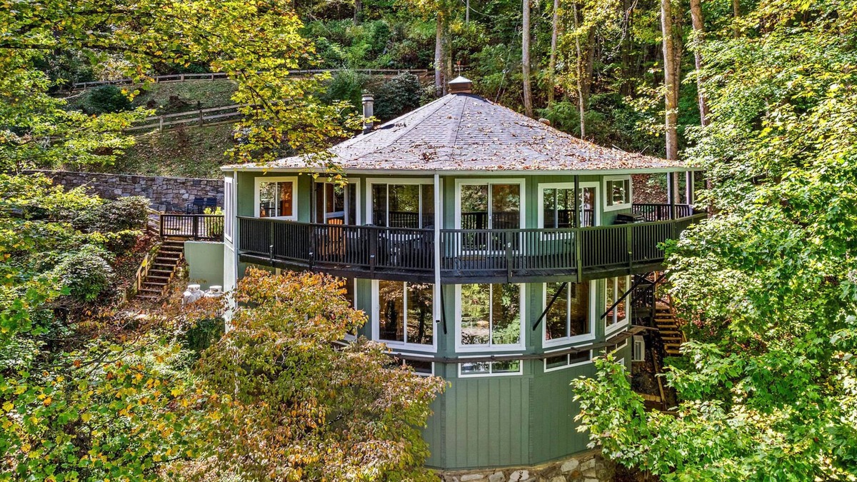 Maggie Valley Cabin | Beary Round Retreat - Views, 3 Master Suites, Minutes to Downtown, Large Deck!