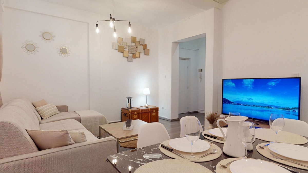 Poincare Apartment | beau bourg quartier halles 2br