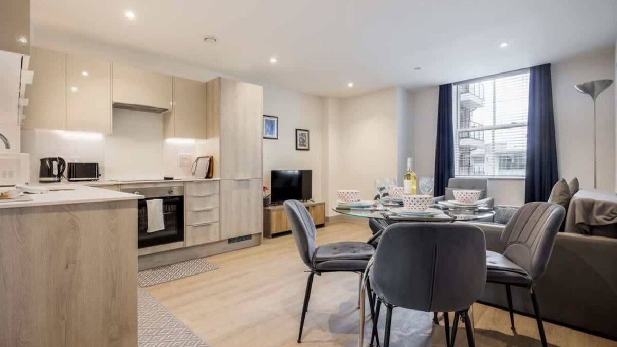 Poole Apartment | Beau Gite - Moments from Waterfront Restaurants
