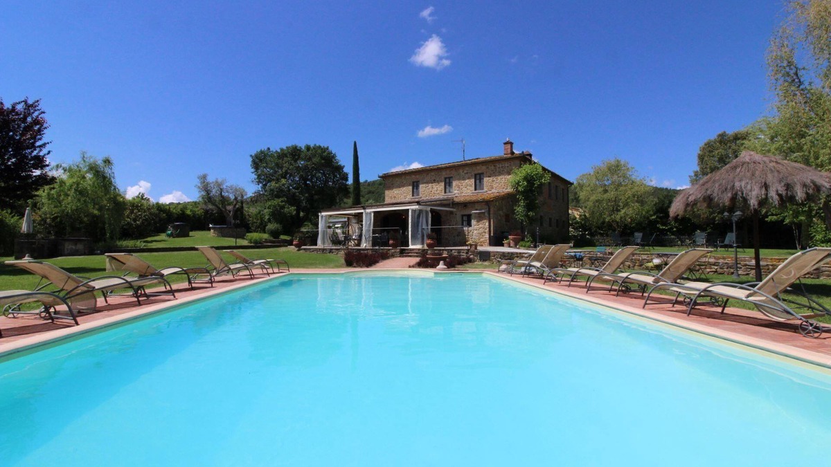 Civitella in Val di Chiana Villa | Beautiful private villa for 16 people with private pool, WIFI, TV and pets allowed, close to Are.