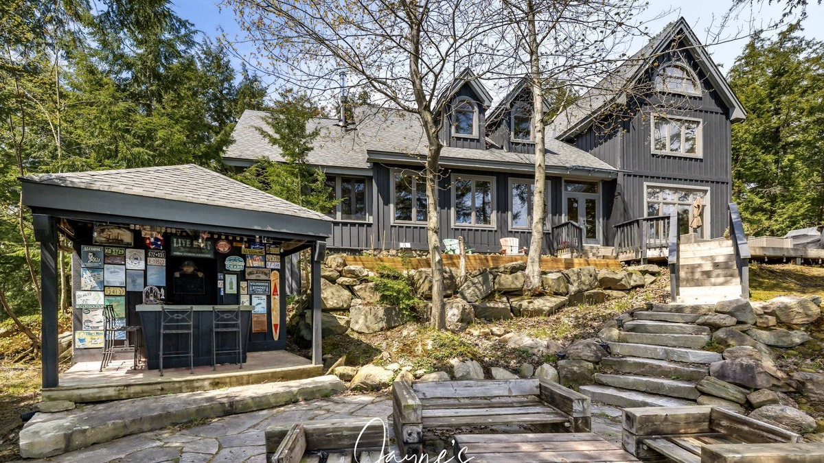 Muskoka Lakes Cottage | Beautiful 6 bed 4 bath cottage on Lake Joe with Boathouse + Hottub