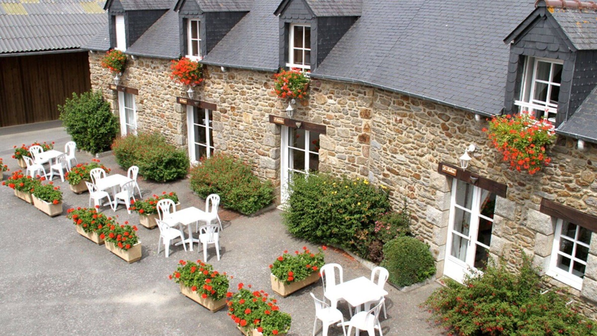 Saint-Jouan-des-Guerets Apartment | Beautiful apartment for 4 guests with WIFI, pool, TV and terrace