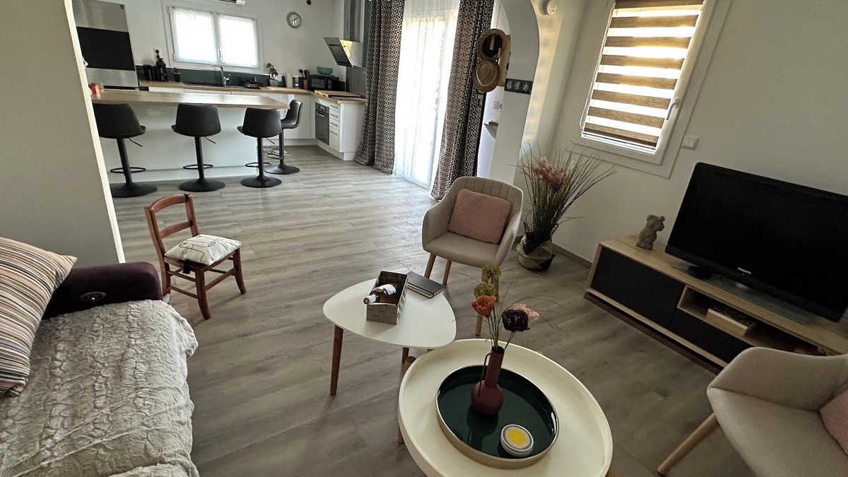 Saint-Mitre-les-Remparts Apartment | Beautiful contemporary apartment with all comforts in a quiet location