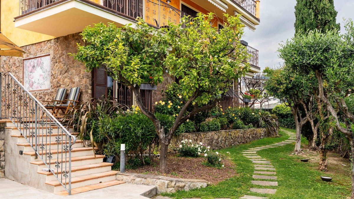 Borghetto Santo Spirito Villa | Beautiful apartment in villa for 5 guests with WIFI, A/C, pool, terrace and pets allowed