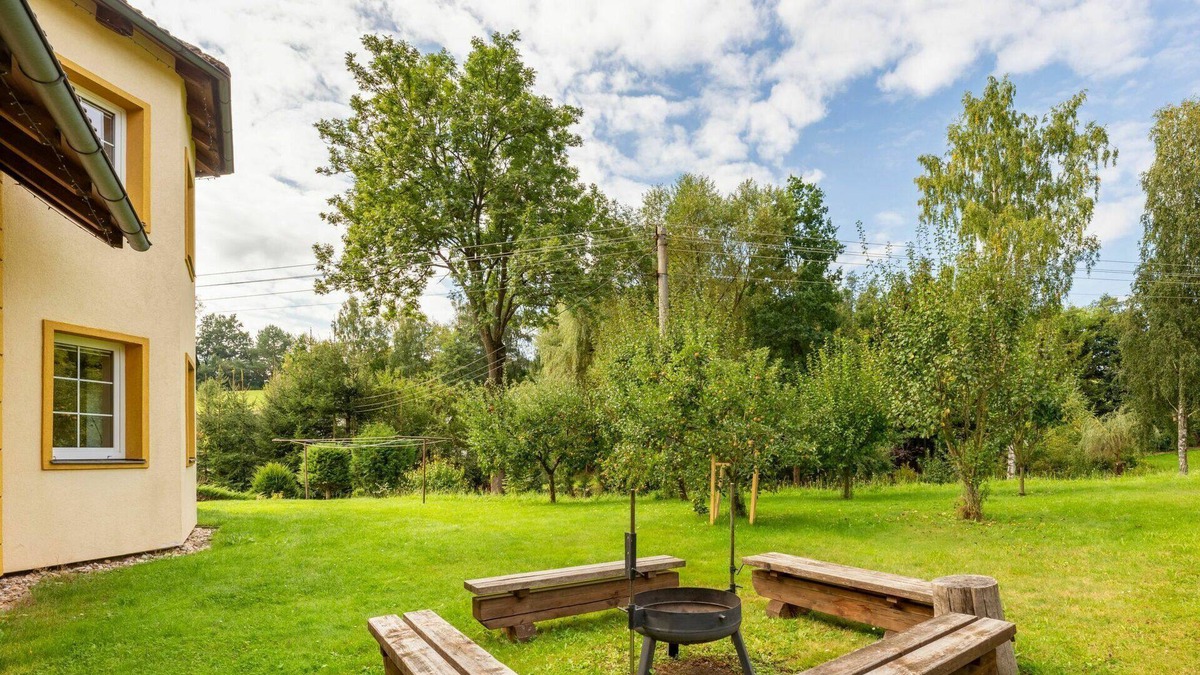 Dolni Kalna Apartment | Beautiful apartment for 6 people with WIFI, private pool, TV, terrace and parking