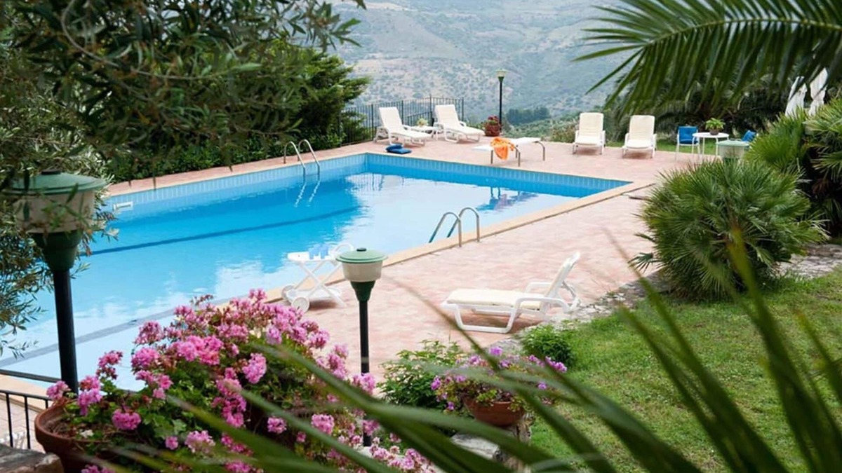 Collesano Villa | Beautiful apartment in villa with pool, WIFI, A/C, TV, terrace and panoramic view, close to Cefa.