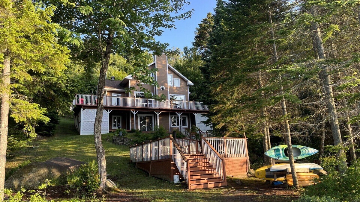 St-Adolphe-d'Howard Ski Chalet | Beautiful lake front cottage located in St-Adolphe-D'Howard on Lake Garry.