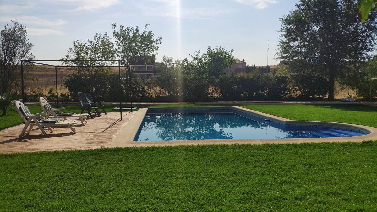 Valdetorres de Jarama Ski Chalet | Beautiful villa with garden, barbecue and pool