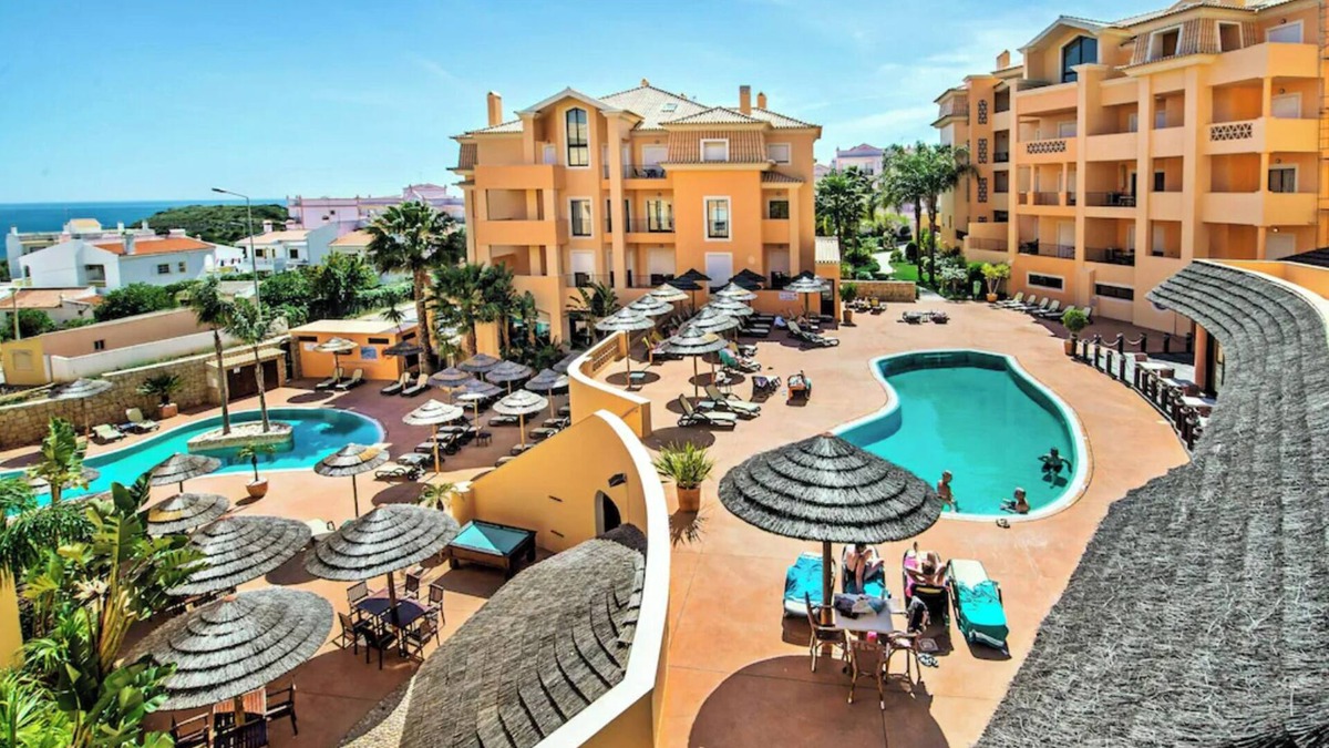 Praia da Luz Apartment | Beautiful 1 bed Apt with heated pool/sauna/hot-tub/gym