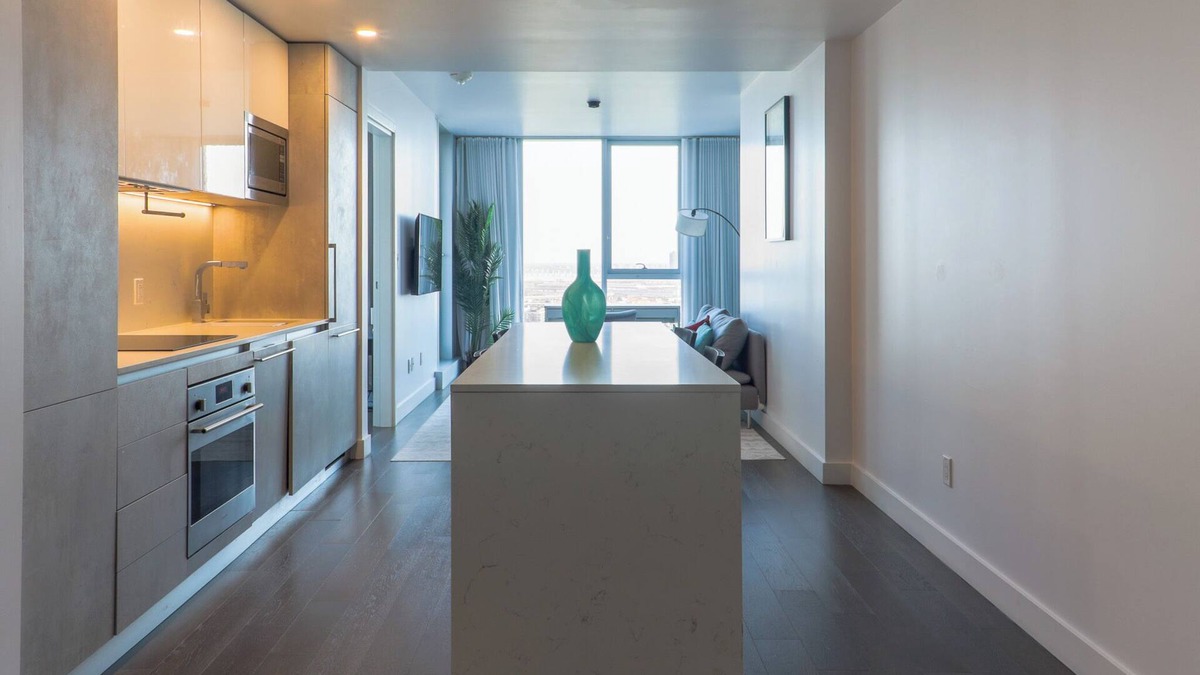 Downtown Montreal Condo | Beautiful 1 bed + den AAA location