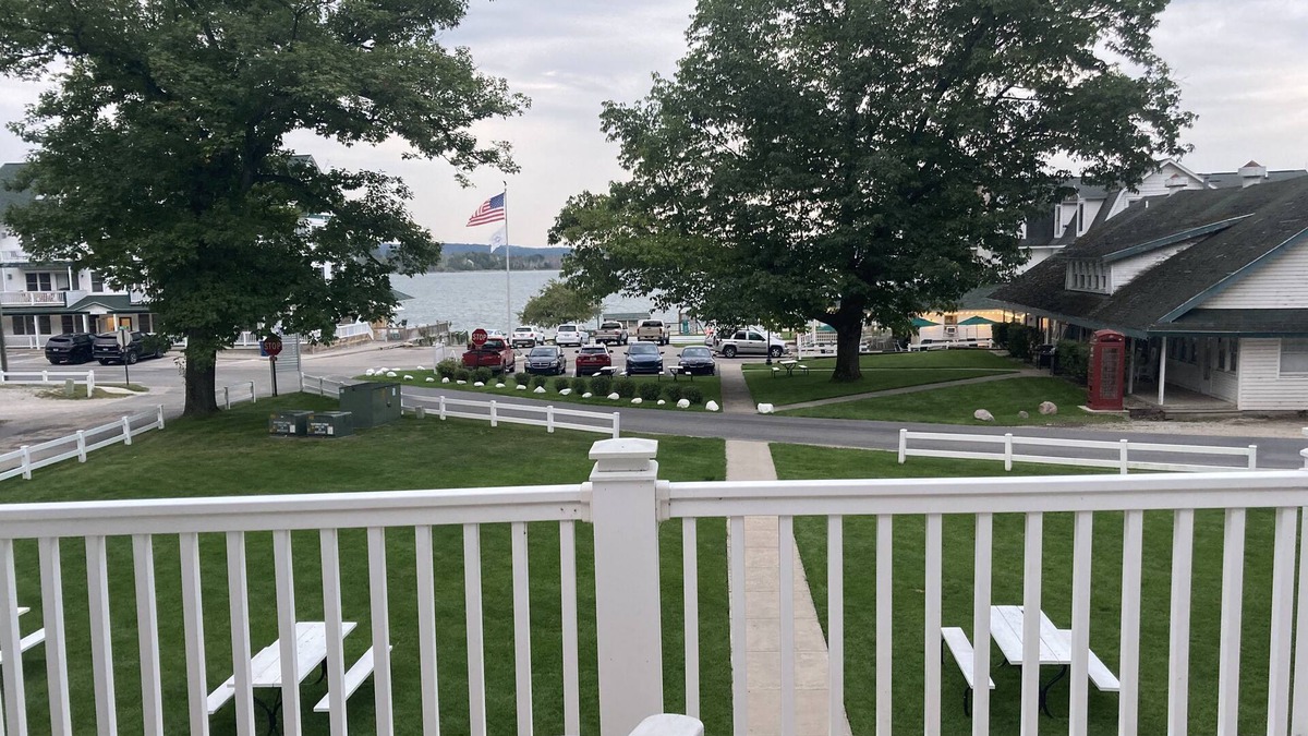 Onekama Condo | Beautiful 1 bedroom Condo on Portage Lake Resort.Onekama. Beach, pool, hot tub.