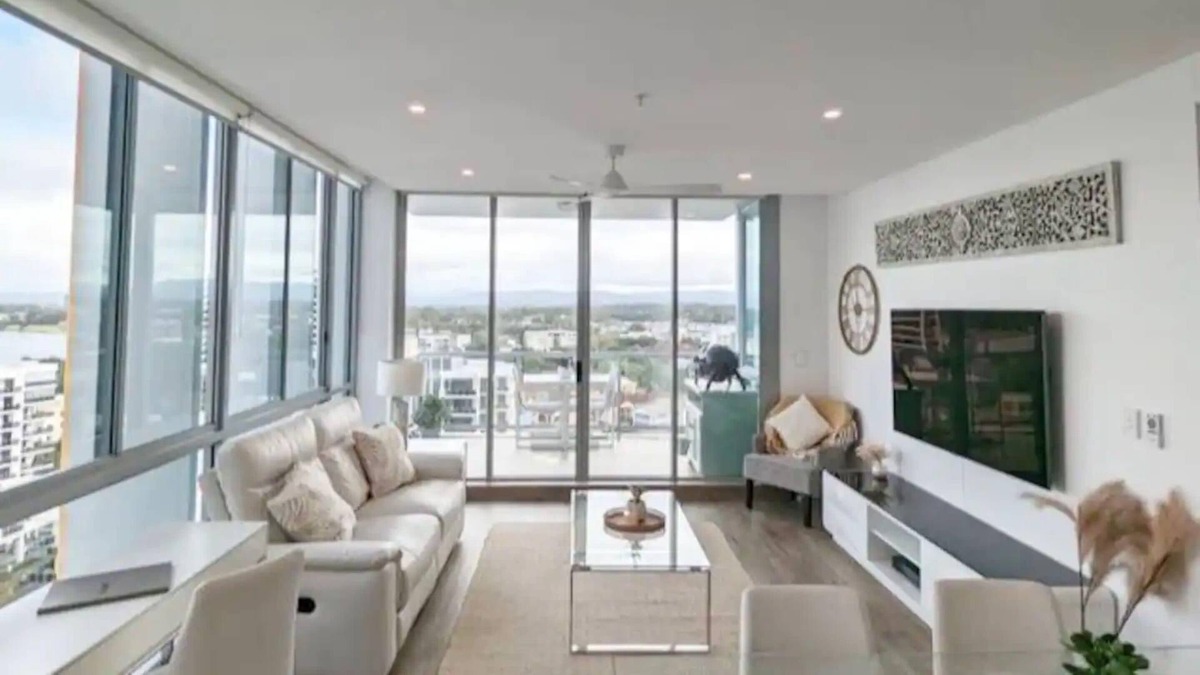 Southport Apartment | Beautiful 1 Bedroom Gold Coast Retreat With Free Parking