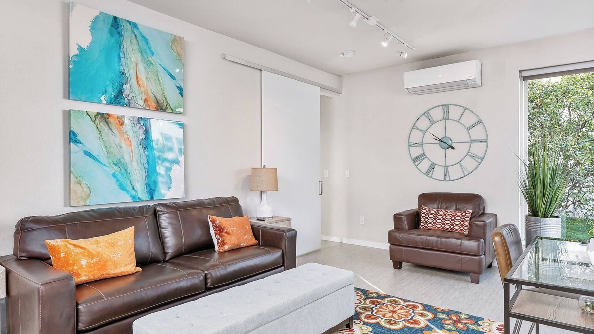 East Harriet Apartment | Beautiful 1-Bedroom Apartment@Walk to Uptown@Fast WiFi@In-Unit W/D