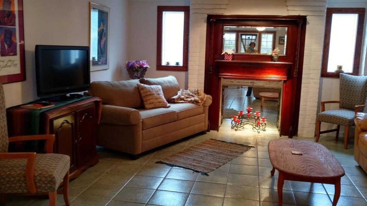Marlyville - Fontainebleau Apartment | Beautiful 1 Bedroom in Safe, Historic Neighborhood