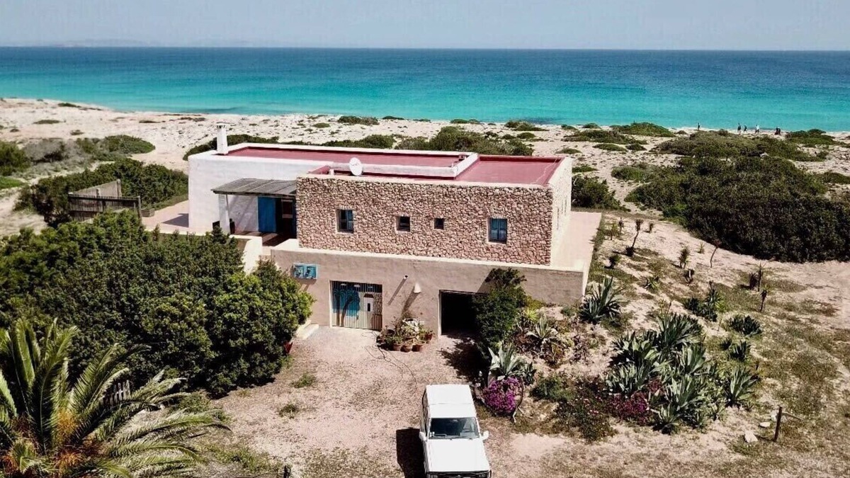 Calo de Sant Agusti Villa | BEAUTIFUL 10/6 PERSON PROPERTY WITH LARGE SWIMMING POOL. DIRECT ACCESS TO THE SEA.