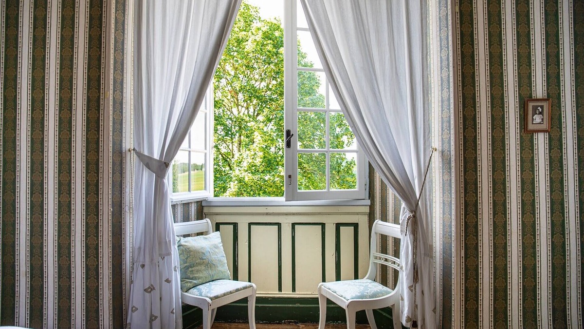 Laussou House | Beautiful 12th century castle in lush green valley