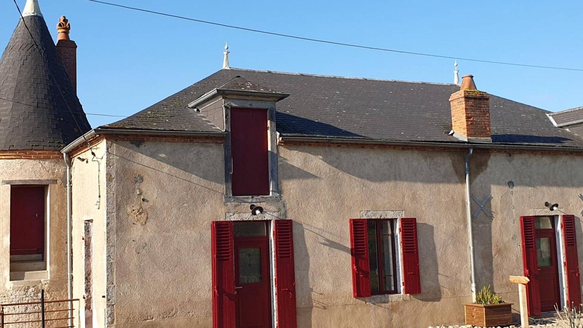 Cindre Cottage | Beautiful 19th-century restored house with terrace and garden in Cindré