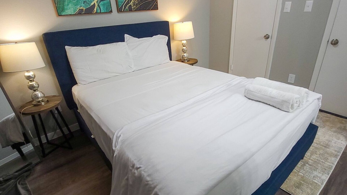 Hancock Apartment | Beautiful 1BR 5 Mins to UT 9466