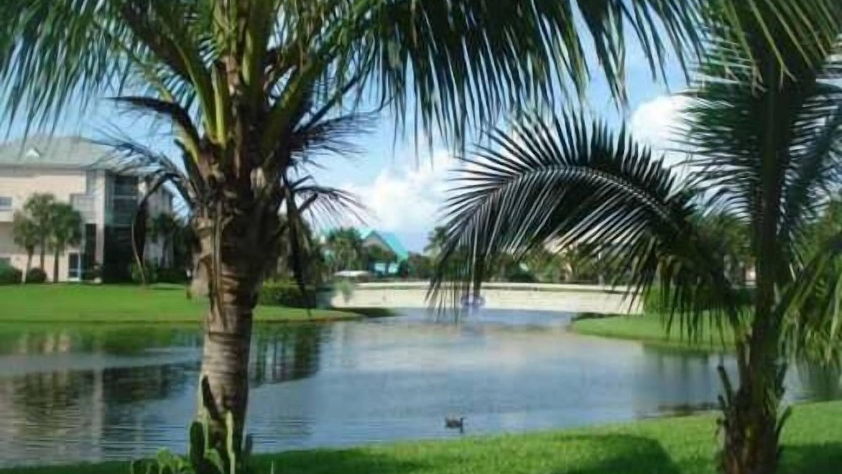 Jupiter Bay Villa | Beautiful 1st floor 2 Bedroom 2 Bath Jupiter Bay Villa. Walk to Carlin Pk Beach
