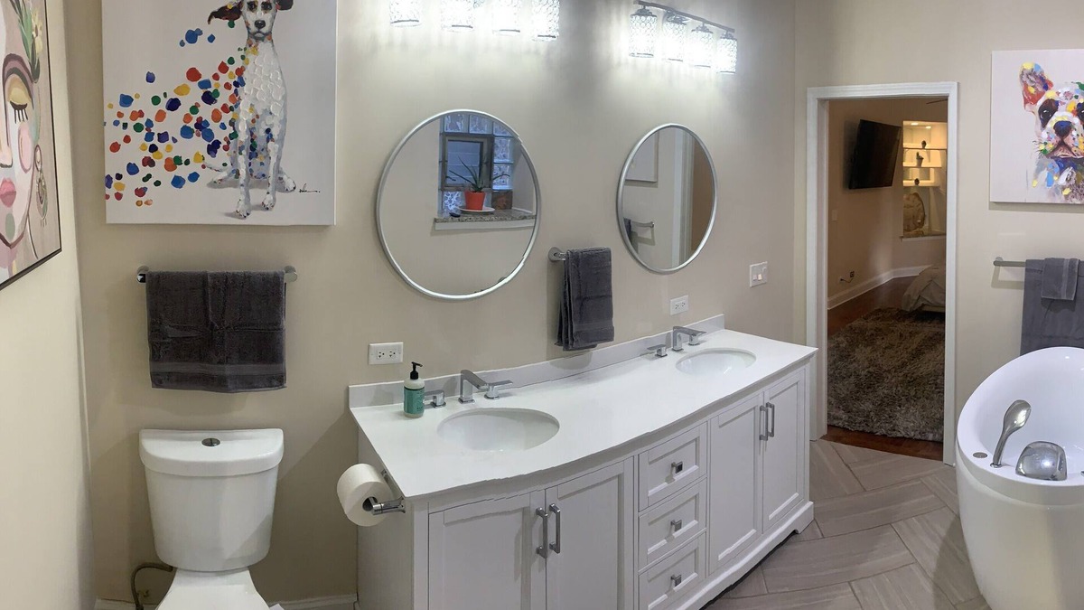 West Town Apartment | Beautiful 1st floor apartment.