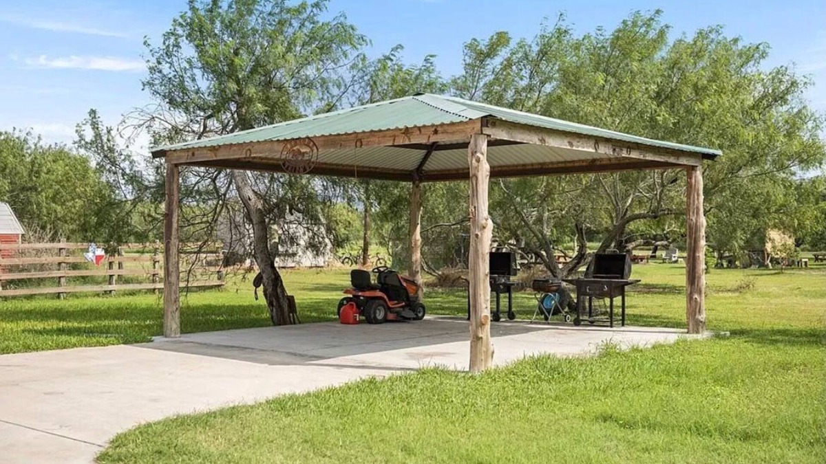 Los Fresnos House | Beautiful 2 acre ranch house 20 min from the beach.