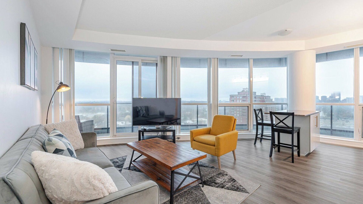 Markham Condo | Beautiful 2 Bed 2 Bath with Parking