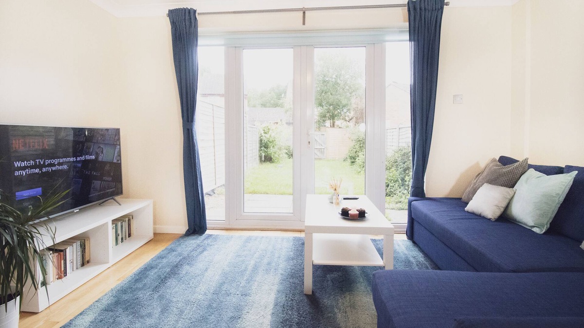 Bletchley House | Beautiful 2 Bed House with Parking, WIFI, Netflix, Garden