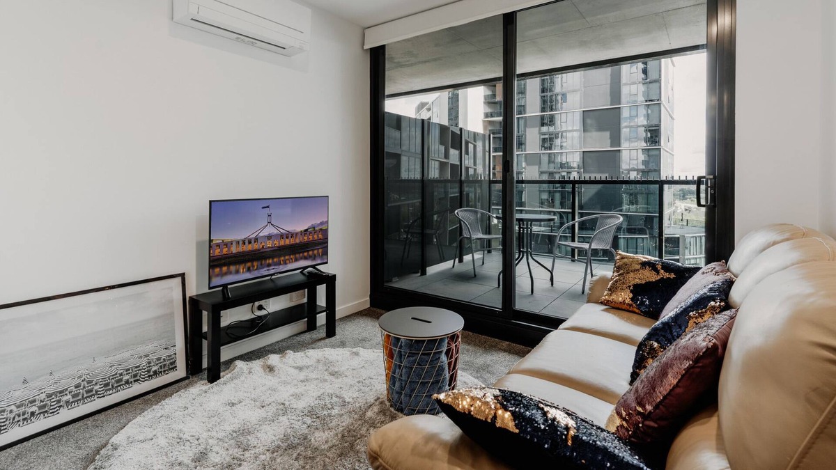 Belconnen Apartment | Beautiful 2-Bed Near Shops with Lakeside Views