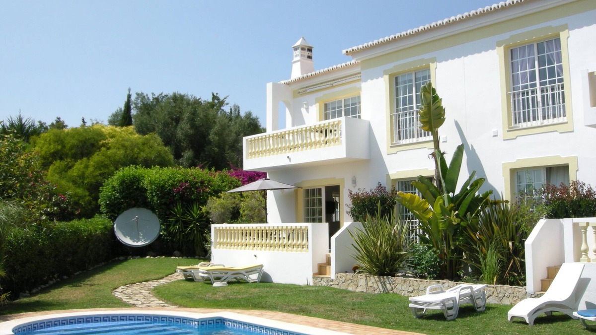 Luz Apartment | Beautiful 2 Bedroom Apartment With Large Pool In Private Garden And Sea Views