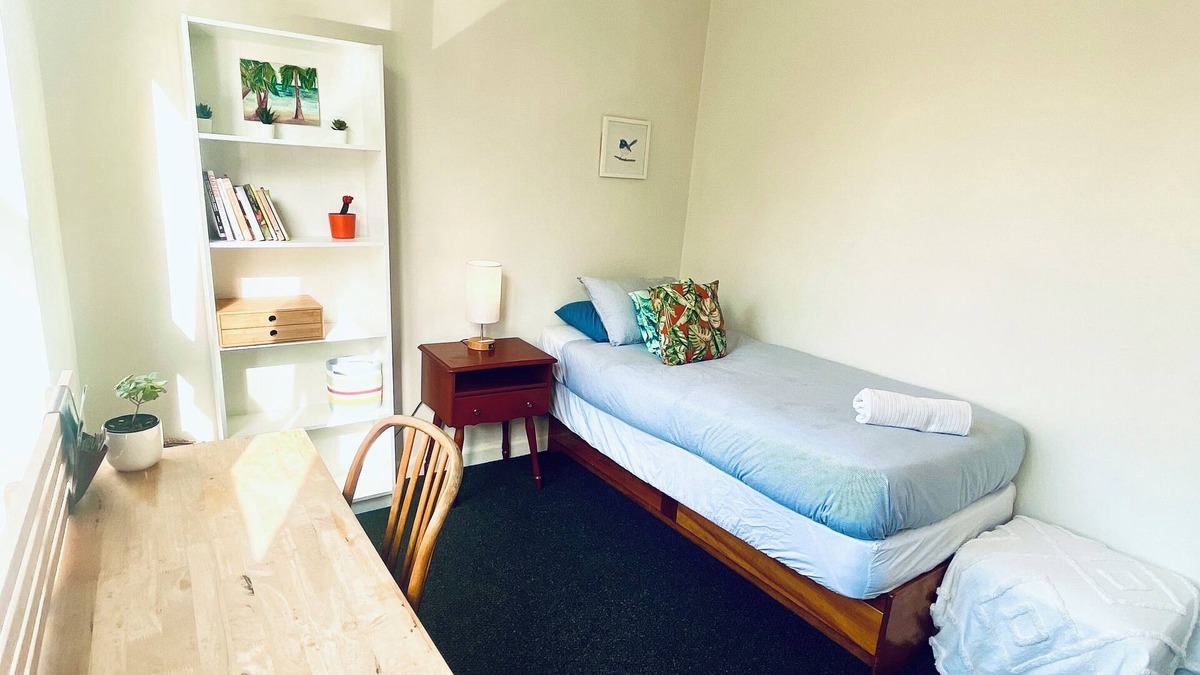 North Melbourne Apartment | Beautiful 2-bedroom apartment in leafy neighbourhood next to Melbourne Uni
