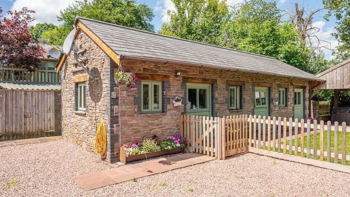 Usk Cottage | Beautiful 2 bedroom Stable conversion, Private HotTub, Dog Friendly