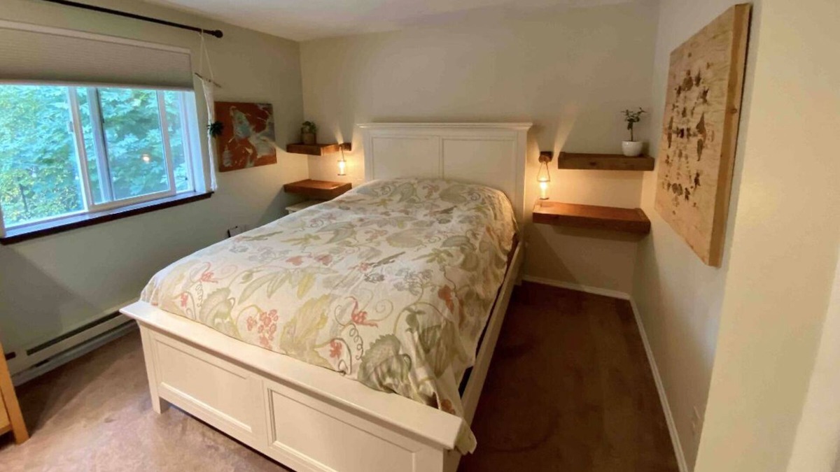 Poulsbo House | Beautiful 2-Bedroom walking distance to beach