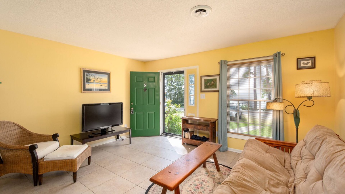 Lake Waccamaw House | Beautiful 2 BR, 1.5 BA Lakefront Condo - Linens, Pets, Kayaks, Fishing Gear !