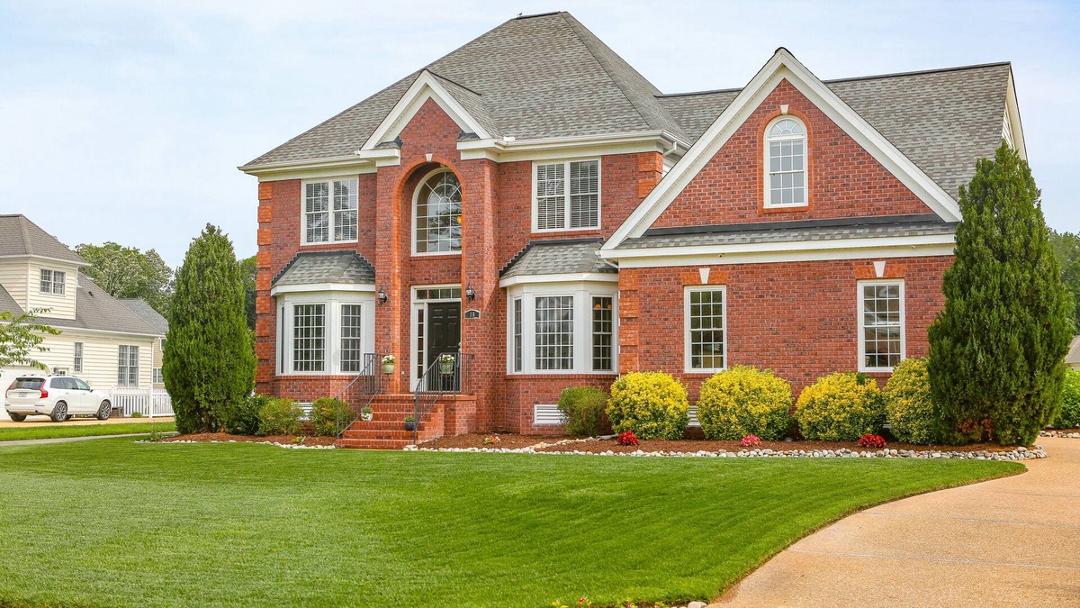 Poquoson House | Beautiful 2 story brick home on a cul-de-sac. A beautiful pond in the back yard