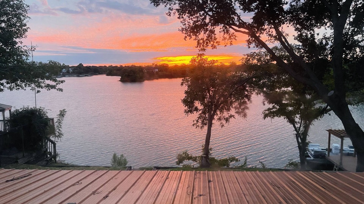 Irving House | Beautiful 2-story Lakefront Home @ Irving Lake - Sleeps 8