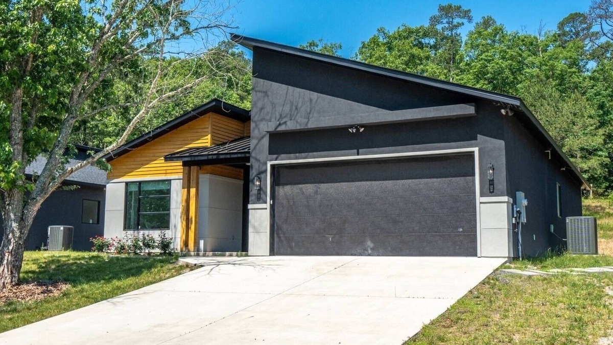 Mid America Cottage | Beautiful 2022 House 6 Minutes To Downtown and 10 Minutes to Oaklawn
