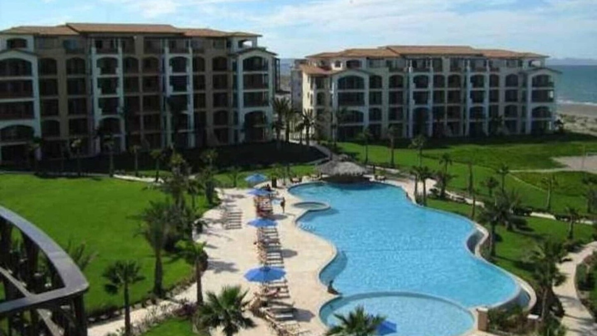 La Paz Condo | Beautiful 2400 sq foot Condo on beach pickleball community top floor golf course