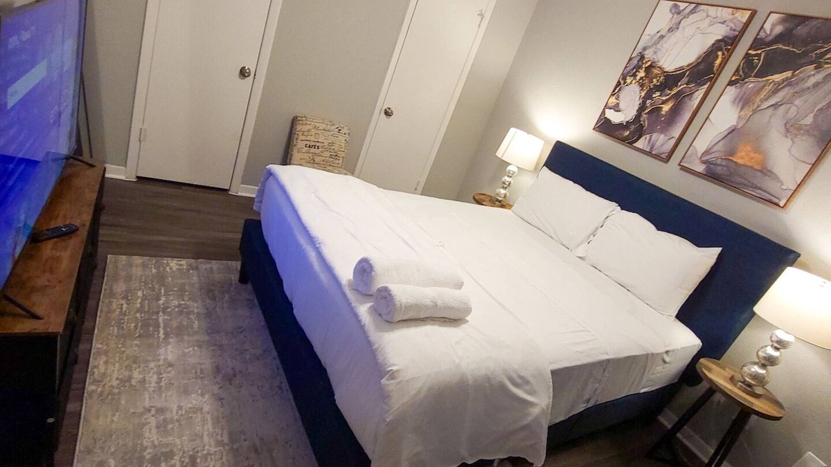 Hancock Apartment | Beautiful 2bd/2ba 5 Mins to UT 2333