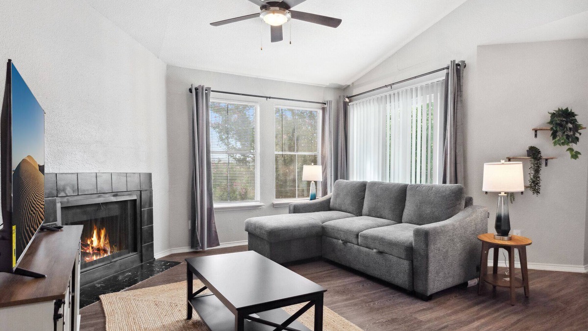 Coronado Hills Apartment | Beautiful 2BD/2BA in University Hills 4365