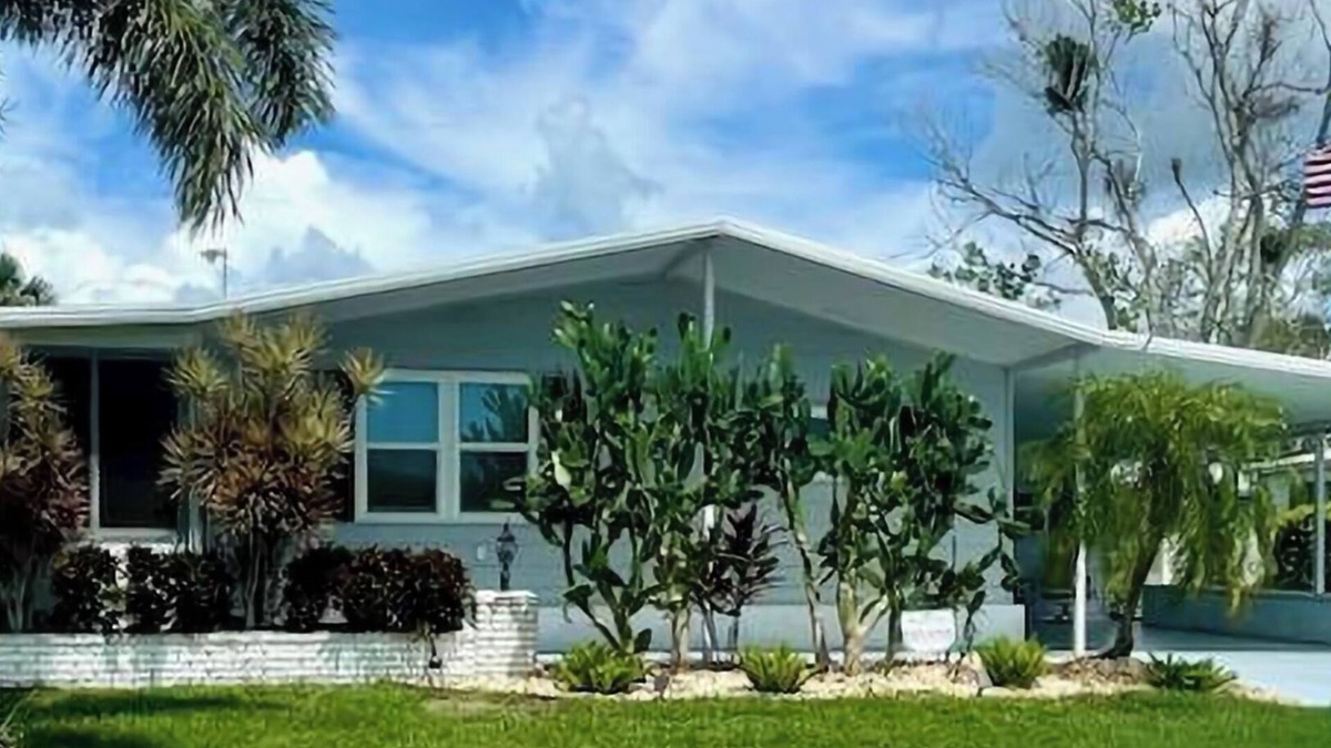 Sarasota House | Beautiful 2Bed, 2BA Home, only 7 miles to Siesta Key Beach, 55+ Gated community.