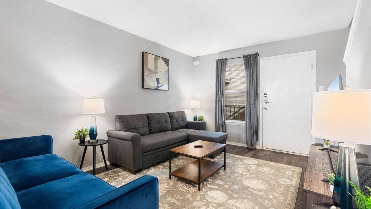 Hancock Apartment | Beautiful 2BR 5 Minutes to UT 9243