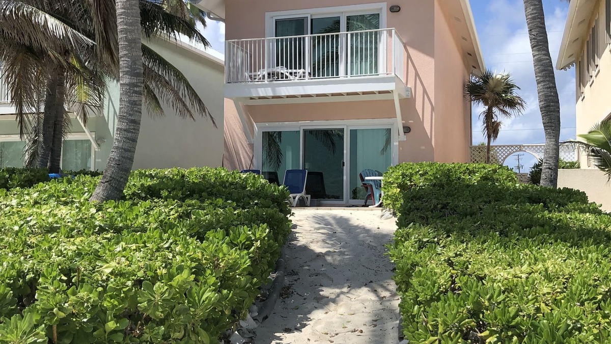 North Side Villa | BEAUTIFUL 3 BEDROOM VILLA LOCATED DIRECTLY ON THE BEACH, EXCELLENT SNORKELING