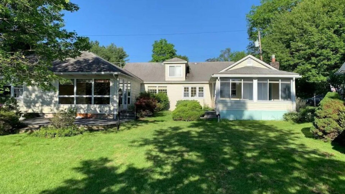 Sweet Valley House | Beautiful 3 Bedroom Lakefront Home