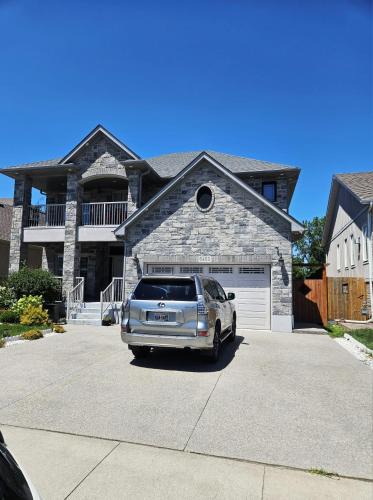 Niagara Falls House | Beautiful 3 bedrooms, 2 bathrooms, 4 beds sleep 8, basement close to Falls