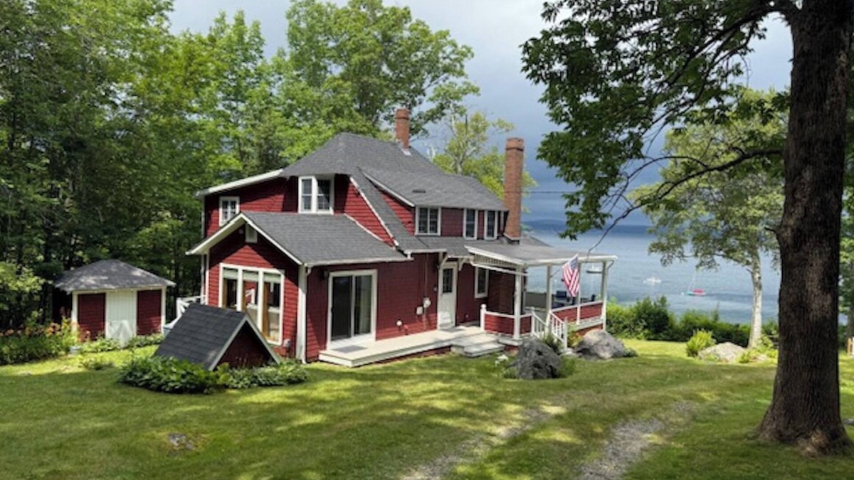 Bayside House | Beautiful 3-bedroom house on the bay in Bayside, a historic village in Northport