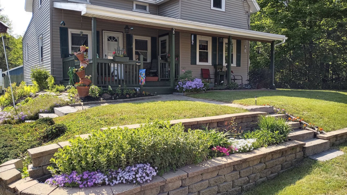 Spencer House | Beautiful 3 bedroom home in a peaceful setting. No contact check in. Fast WIFI